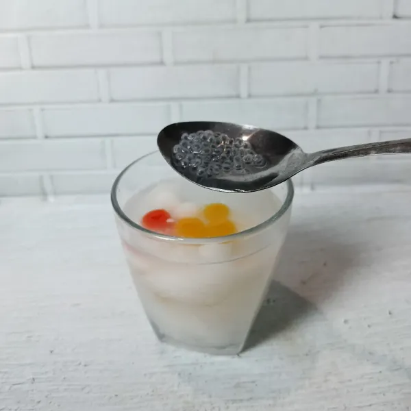 Tambahkan selasih dan es batu.