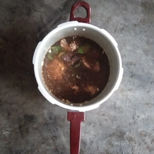 Masukkan bumbu, balungan dan daging sapi. Tambahakan air, garam, gula pasir, kaldu jamur, daun salam, daun jeruk, dan serai. Aduk merata.