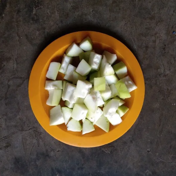 Kupas kenti, buang bijinya dan potong dadu.