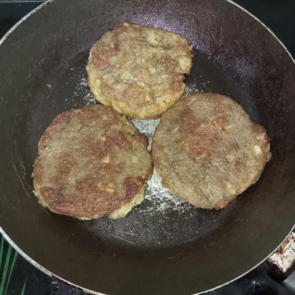 Panggang patty beef hingga matang.