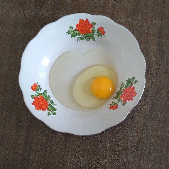 Pecahkan telur lalu masukkan wadah.