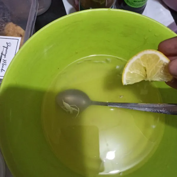 Masukkan air lemon, aduk.