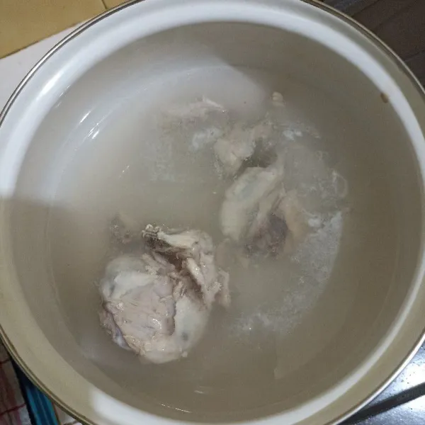 Untuk kuah mienya :
Didihkan air dalam panci. Masukkan tulang ayamnya, rebus lalu buang airnya. Rebus kembali ayam dengan 500 ml air bersih.