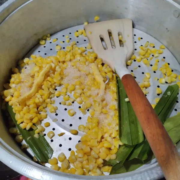 Tambahkan margarin dan gula pasir, aduk rata selagi panas.