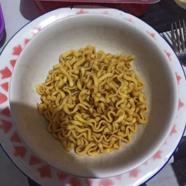 Masukkan mie, aduk rata.