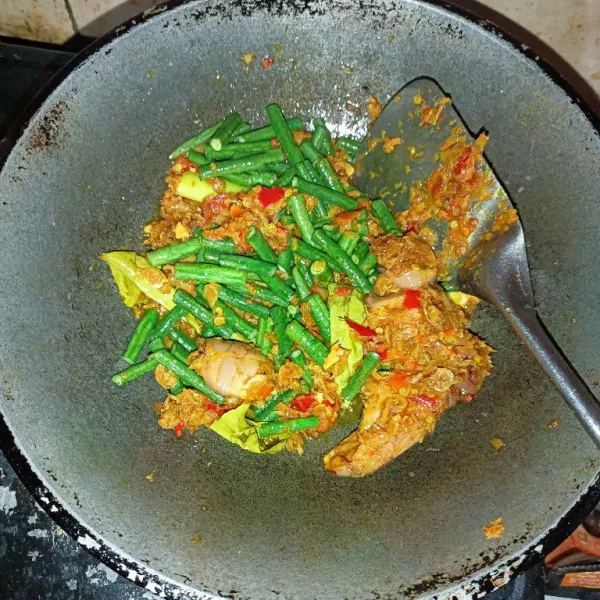 Masukkan kacang panjang, masak sampai kacang setengah matang