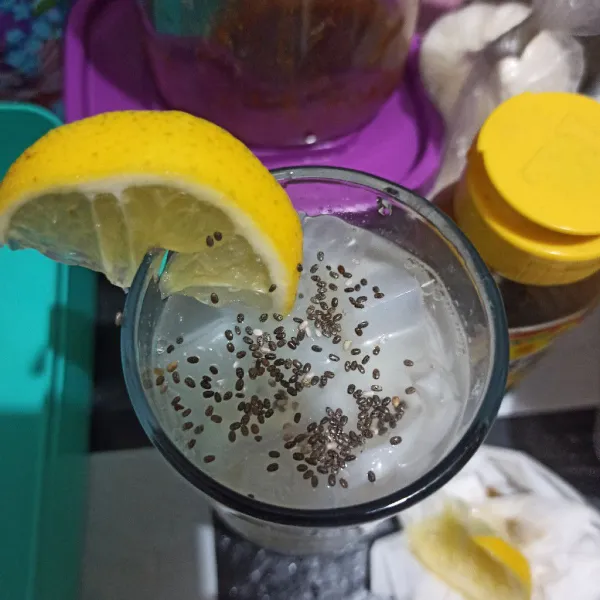 Beri air kelapa dan chia seed.