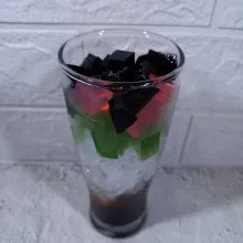 Tambahkan potongan cincau.