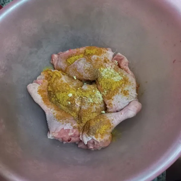 Lumuri potongan ayam dengan bumbu instan ayam goreng, kaldu jamur, merica bubuk dan sedikit garam, diamkan minimal 30 menit.