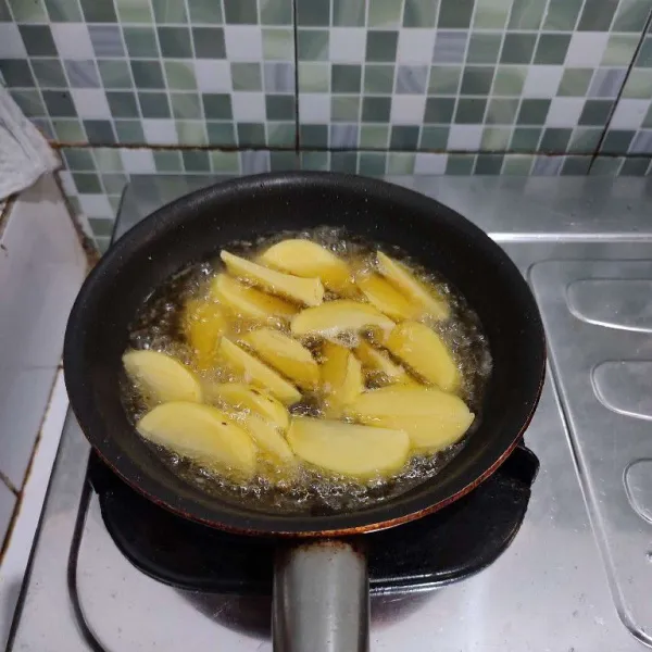 Goreng kentang dalam minyak panas hingga matang. Lalu tiriskan.