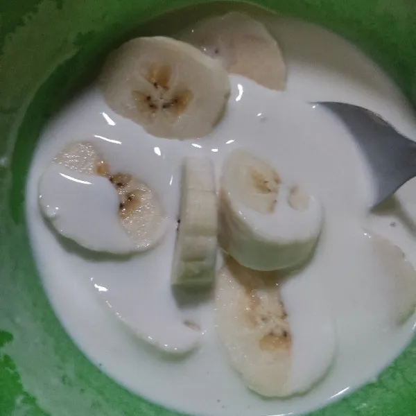 Masukkan potongan pisang, aduk.