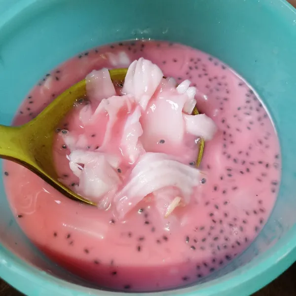 Tambahkan es batu dan aduk rata, sajikan.