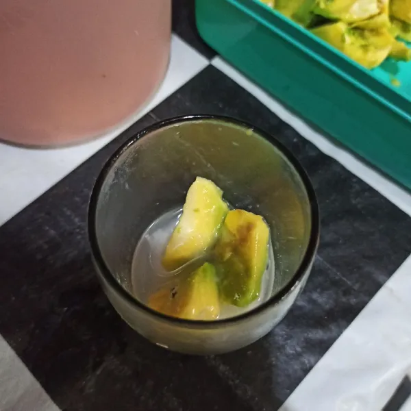 Masukkan alpukat.