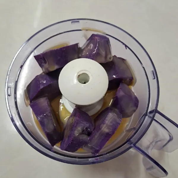 Potong ubi ungu, masukkan dalam chopper. Beri air dan krimer kental manis.