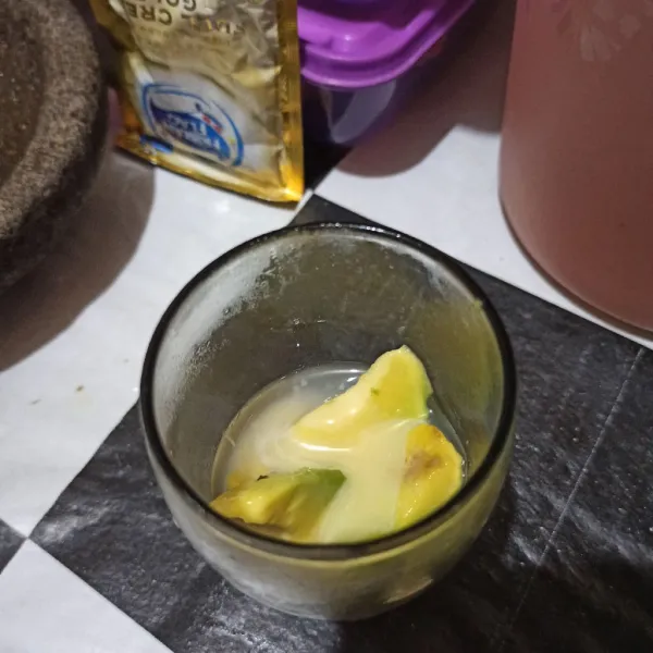 Masukkan kental manis putih.