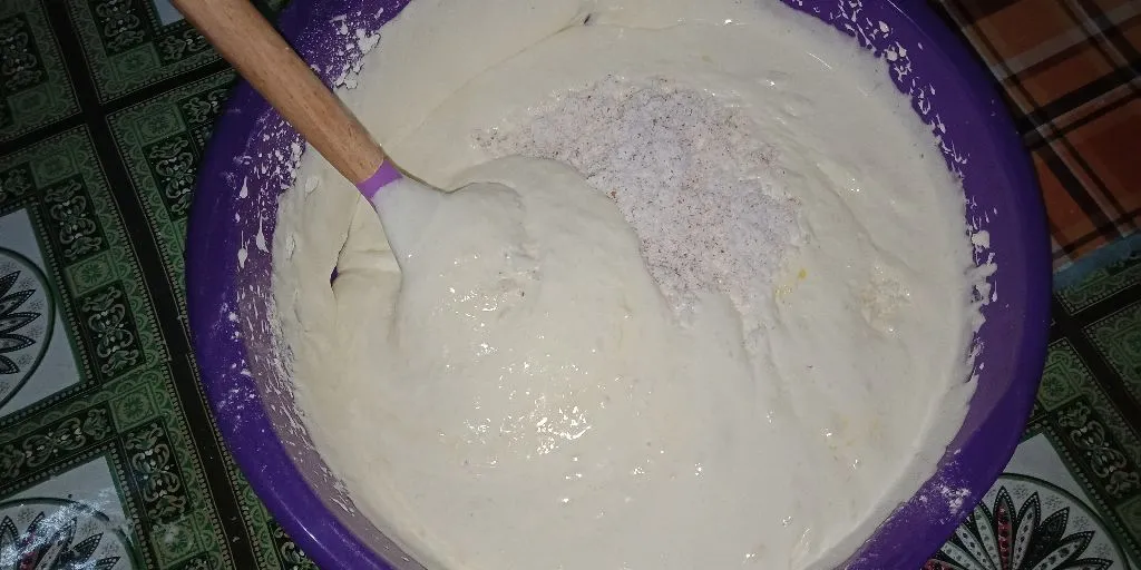 Tambahkan tepung terigu, margarin, kelapa parut, dan vanili, aduk sampai merata.