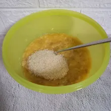 Campurkan semua bahan utama. Kemudian kocok dengan whisker.