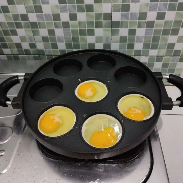 Buat telur ceplok di atas snack maker. Beri sedikit garam, masak hingga matang. Kemudian sisihkan.