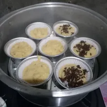 Jika kukusan sudah panas, tata cetakan muffin dalam kukusan. Alasi tutup kukusan dengan kain.