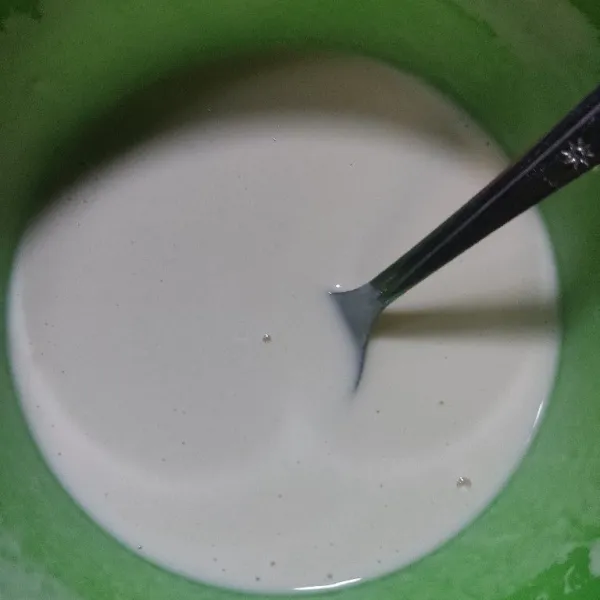 Campurkan tepung terigu, garam, baking powder dan air, aduk rata.