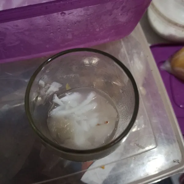 Siapkan air kelapa dan degan.