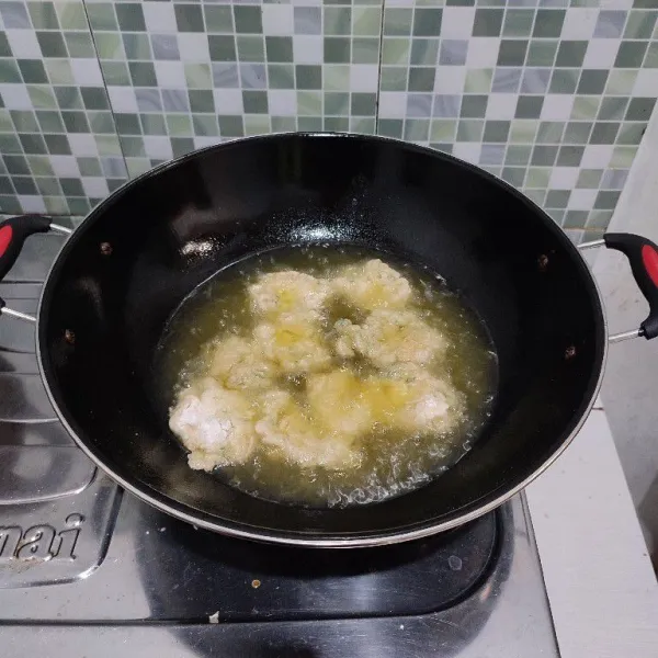 Setelah itu goreng cireng dalam minyak panas dengan api sedang cenderung kecil hingga garing. Kemudian tiriskan minyaknya.