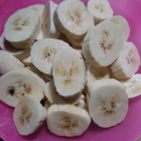 Kupas pisang lalu iris bulat ketebalan 0,5 cm.