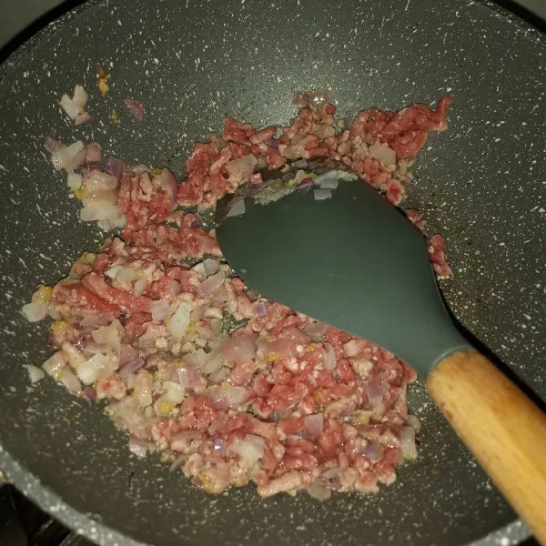 Masukkan daging giling lalu aduk dan masak sampai berubah warna.