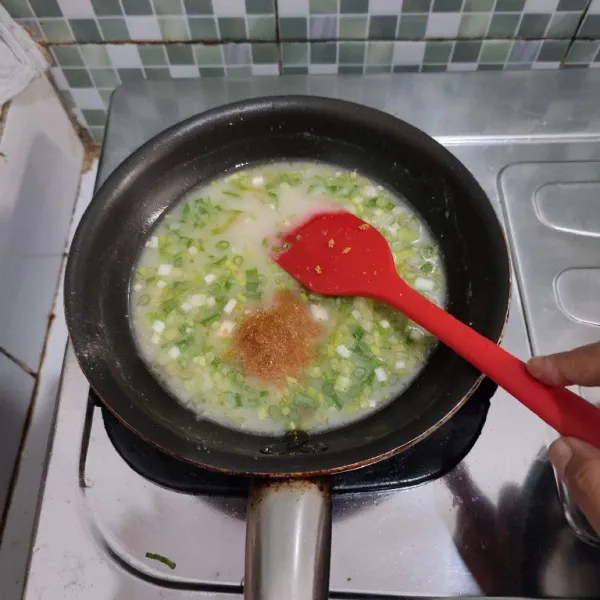 Masak sambil terus diaduk dengan api sedang.