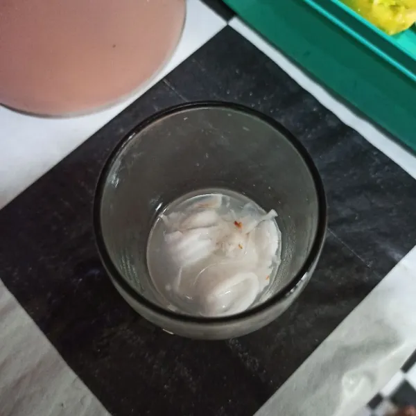 Masukkan kelapa muda ke gelas saji.