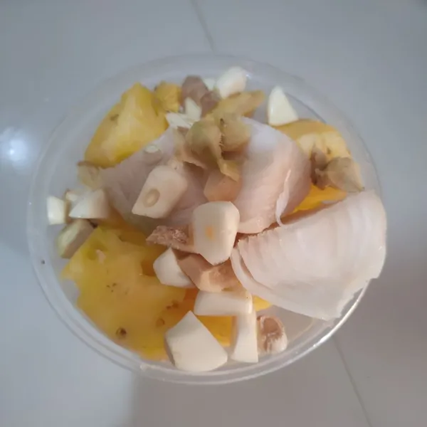 Potong acak nanas, bawang bombay, bawang putih dan jahe.