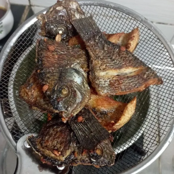 Siapkan ikan nila yang sudah digoreng.