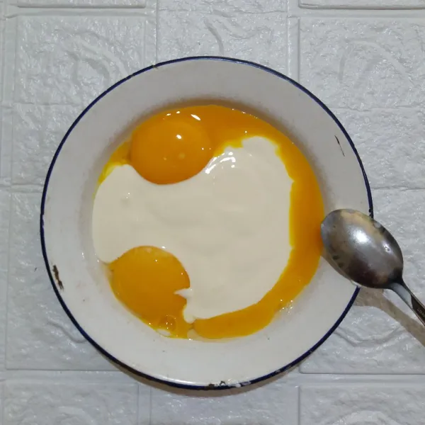 Siapkan cream cheese dan kuning telur.