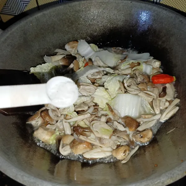 Bumbui dengan garam, lada bubuk, gula pasir dan kaldu jamur. Masak sampai matang, koreksi rasanya dan siap disajikan.