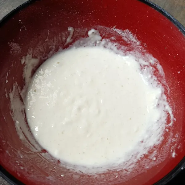 Campur tepung terigu, gula pasir, krimer bubuk dan garam, tuang air sedikit demi sedikit sambil diaduk sampai jadi adonan yang kental.
