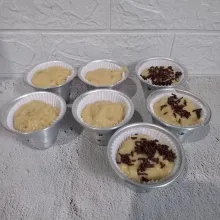 Mulai panaskan kukusan. Tuang adonan ke dalam cup. Tambahkan topping jika suka.