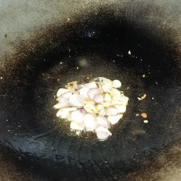 Membuat isian, iris tipis bawang merah dan cincang bawang putih, lalu tumis sampai harum.
