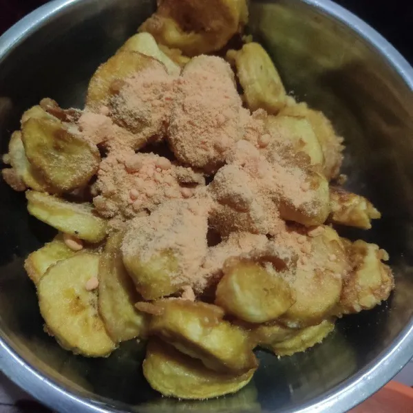 Segera beri bumbu tabur selagi masih panas agar bumbu menempel semua. Siap di nikmati.