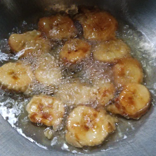 Goreng dalam minyak panas hingga kecoklatan.