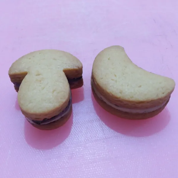 Tempelkan ke dua cookies sambil sedikit ditekan dan simpan dalam kulkas.