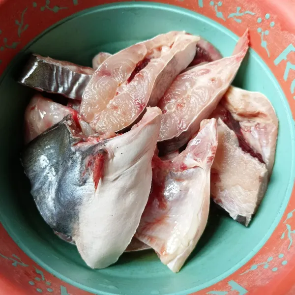 Baluri ikan patin dengan perasan jeruk nipis, diamkan sebentar dan cuci bersih.