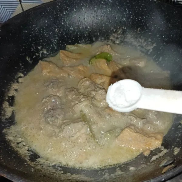 Tambahkan garam, lada bubuk, gula pasir dan kaldu jamur. Aduk-aduk dan koreksi rasanya, siap disajikan.