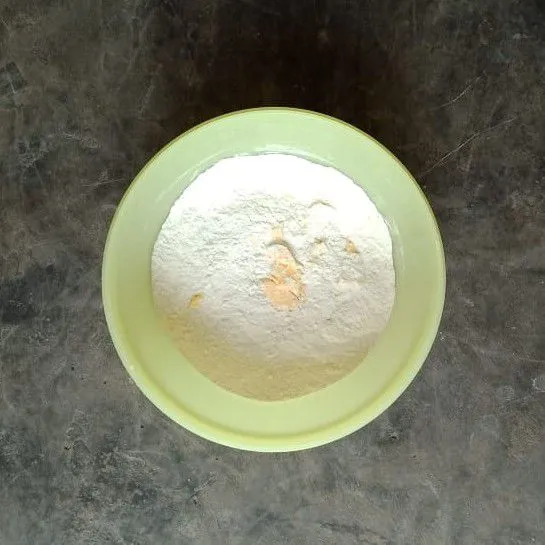 Takar tepung terigu, mentega, vanilla bubuk, baking powder, gula pasir, dan garam.