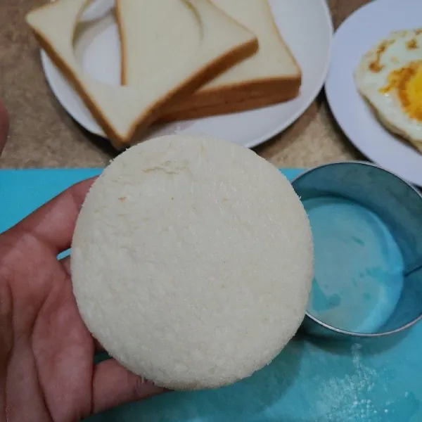 Untuk roti tawar, bentuk bulat menggunakan ring.
