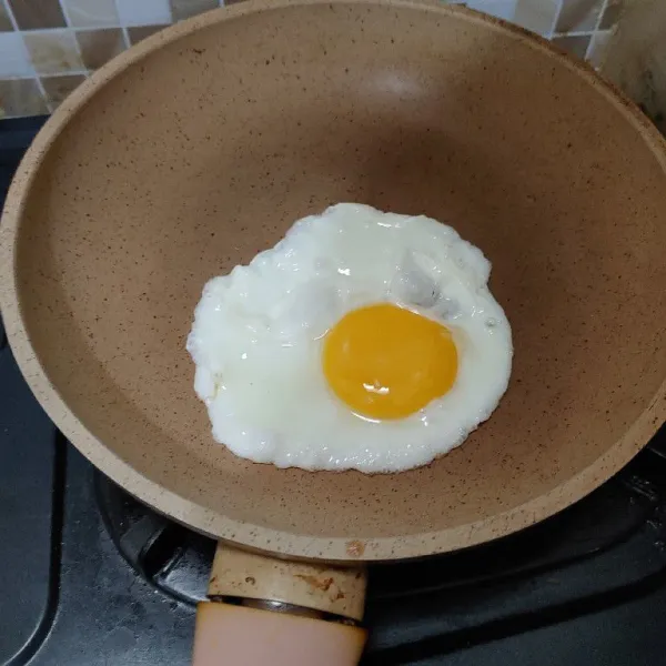 Masak telur dengan cara di ceplok atau mata sapi. Beri sedikit garam. Jangan lupa balik agar matang merata.