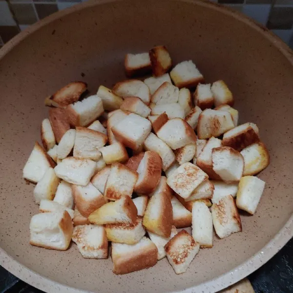 Panaskan wajan beri 1 sdm margarin, lalu masukan roti tawar. Masak sampai sedikit kecokelatan, angkat.