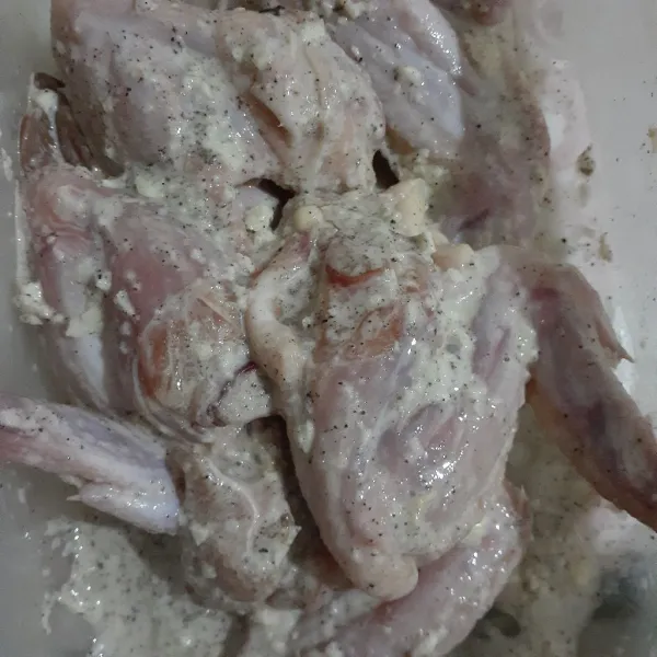 Marinasi sayap ayam dengan bawang putih giling, tepung maizena, merica bubuk, garam, penyedap dan air mineral, aduk rata.