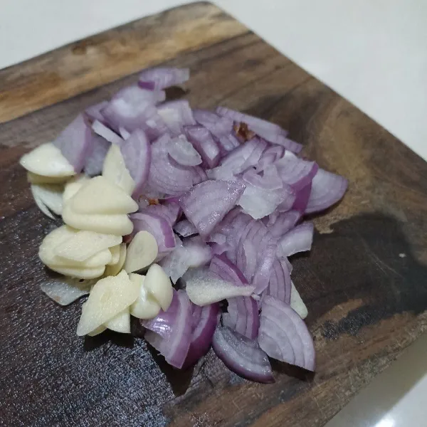 Siapkan bumbu irisnya.