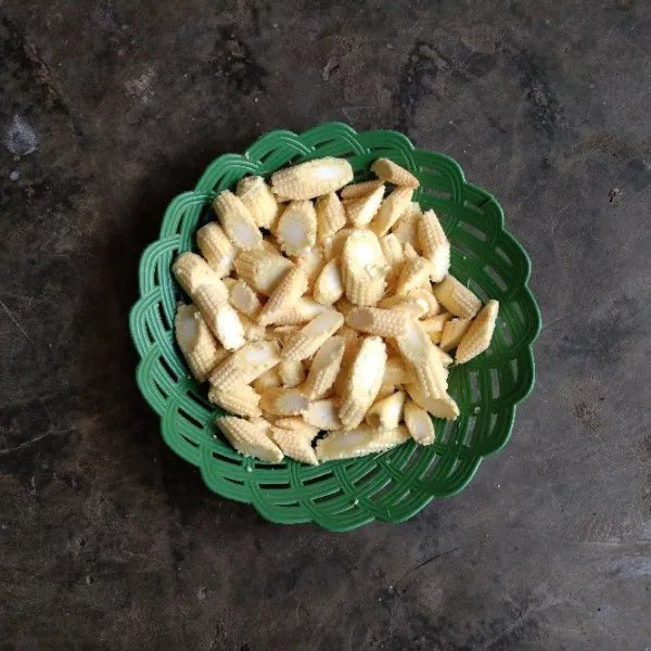 Bersihkan baby corn, iris tipis menyerong.