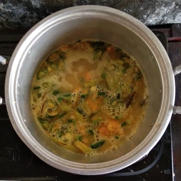 Didihkan santan. Masukkan bumbu yang telah di gongso. Aduk merata.